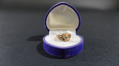 une boîte violette contenant un anneau en or