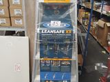une photo d'un présentoir de produits d'entretien dans un magasin
