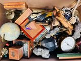 une boîte en carton remplie d'objets divers, notamment une horloge et d'autres objets