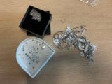 une boîte en forme de cœur sur laquelle sont disposés plusieurs bijoux