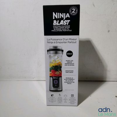 une boîte contenant un mixeur, posée sur une table
