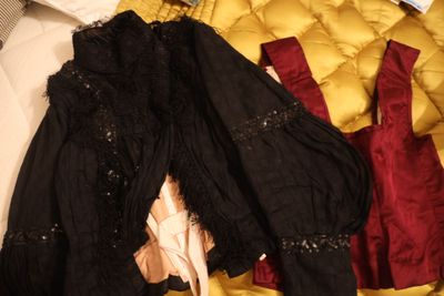 Deux corsages fin XIX° - un bustier en soie - 2 sacs à main … - Photo 1