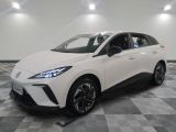 une Toyota C-HR blanche garée sur un sol à damier