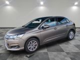 La nouvelle Citroën est garée sur un sol carrelé à damier.