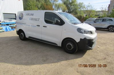 une camionnette blanche garée dans un parking