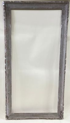 Un cadre en bois sculpté et césuré gris. H 162,5 x L 84 cm /…