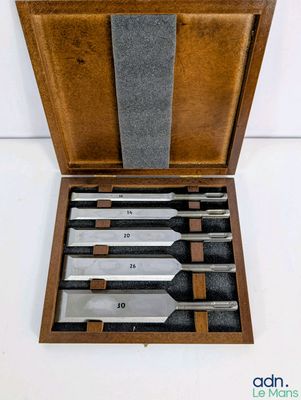 une boîte en bois contenant un ensemble de couteaux