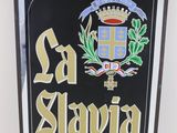 une enseigne sur laquelle on peut lire « La Slavia – ici, pour les gourmets »