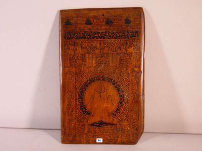 une image représentant une boîte en bois sur laquelle figure le portrait d'une femme
