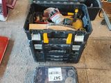 une boîte à outils avec des outils à l'intérieur sur le sol