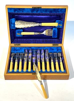 Ensemble de 6 couverts à entrement, 6 couverts à poisson et …