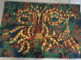 une image représentant une tapisserie colorée ornée d'un motif de chouette