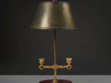 une lampe de table ancienne en laiton, avec un pied en marbre rouge et un abat-jour en laiton