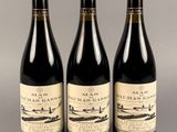 trois bouteilles de vin posées l'une à côté de l'autre sur une table