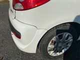 une petite voiture blanche garée sur le bord de la route