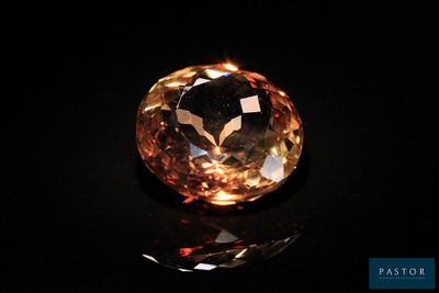 un diamant orange sur une surface noire
