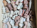 une boîte en carton remplie de figurines de jouets de toutes sortes