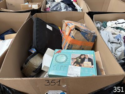 de nombreuses boîtes contenant des vêtements et d'autres objets, empilées les unes sur les autres