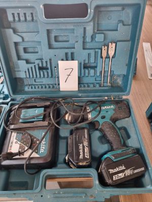 un gros plan sur une boîte à outils bleue contenant des outils