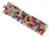 bracelet composé de perles de verre multicolores sur fond blanc