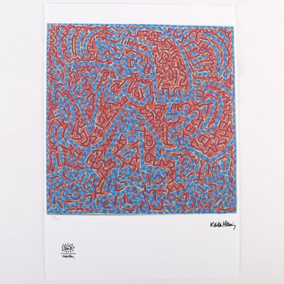 une image représentant une peinture abstraite rouge et bleue sur un mur blanc