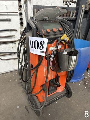 une machine qui est garée dans le garage, avec une pancarte dessus