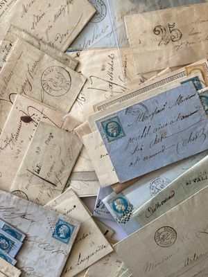 une pile de vieilles lettres et d'enveloppes posée sur une table