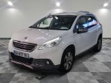 la petite voiture blanche est garée dans le garage sur un sol en damier