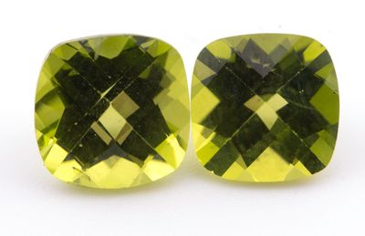 deux pierres de quartz vert taillées en carré sur fond blanc