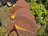 un camion garé dans l'herbe près d'un arbre