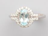 une bague ovale sertie d'une aigue-marine et de diamants, en or blanc 18 carats