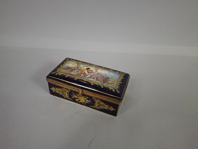 une image représentant une boîte ornée d'une peinture, posée sur une table