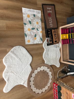 une étagère en bois sur laquelle sont posés divers objets, dans une pièce