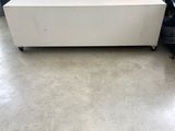 une photo d'une table basse blanche posée sur un parquet en bois massif