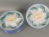 deux assiettes bleues et blanches ornées de fleurs