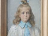 portrait d'une jeune fille vêtue d'une robe bleue et d'une cravate bleue