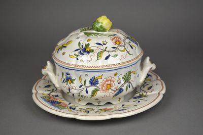 SOUPIÈRE couverte en céramique stannifère à décor polychrome…