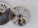un gros plan d'une horloge sur la façade d'un immeuble