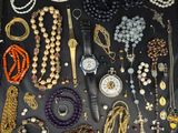 de nombreux colliers et bracelets différents disposés sur une table