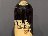 une bouteille de vin posée sur une table en bois