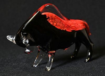 Taureau en verre marmoréen rouge et brun (petite égrenure).