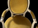 une image d'une chaise avec un dossier rembourré jaune et une assise en bois