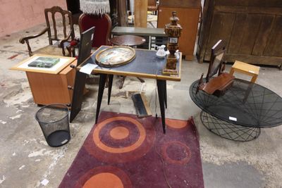 une pièce avec beaucoup de meubles et une table