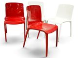 trois chaises rouges et blanches placées les unes à côté des autres sur une surface blanche
