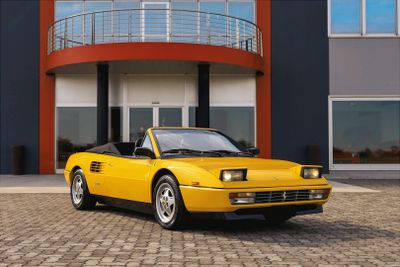 une voiture de sport jaune garée devant un immeuble