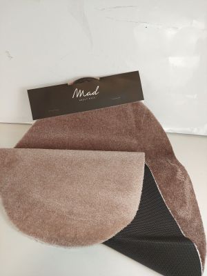 un gros plan sur une paire de chaussettes portant une étiquette