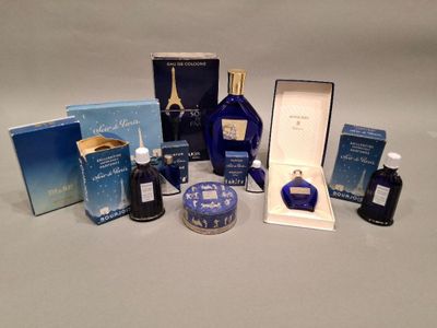 tout un tas de parfums posés sur une table