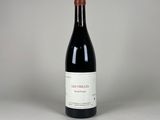 une bouteille de vin posée sur une table