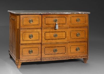 une commode ancienne avec un plateau en marbre et des ferrures en laiton