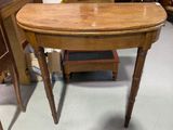 une petite table sur laquelle est posée une lampe, dans une pièce